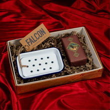 Hlaða mynd inn í gallerískoðara, Gjafapakki - Claus Porto sápa og emaleraður sápudiskur frá Falcon