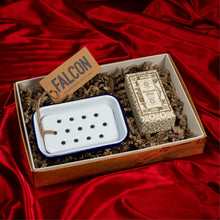 Hlaða mynd inn í gallerískoðara, Gjafapakki - Claus Porto sápa og emaleraður sápudiskur frá Falcon