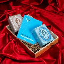 Hlaða mynd inn í gallerískoðara, Gjafapakki - Plokkfiskbókin og salt.