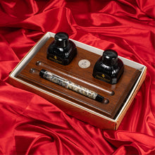 Hlaða mynd inn í gallerískoðara, Gjafapakki - Blekpenni, blek og pennabekkur