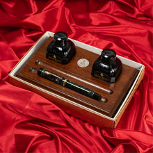 Hlaða mynd inn í gallerískoðara, Gjafapakki - Blekpenni, blek og pennabekkur