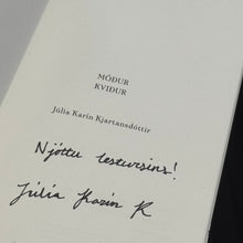 Hlaða mynd inn í gallerískoðara, Móðurkviður eftir Júlíu Karín Kjartansdóttur, ÁRITUÐ og innpökkuð