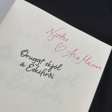 Hlaða mynd inn í gallerískoðara, Öruggt skjól á Eskifirði eftir Ásu Marin, ÁRITUÐ og innpökkuð