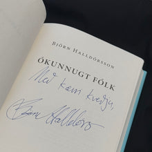 Hlaða mynd inn í gallerískoðara, Ókunnugt fólk eftir Björn Halldórsson, ÁRITUÐ og innpökkuð