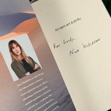 Hlaða mynd inn í gallerískoðara, Þú sem ert á jörðu eftir Nínu Ólafsdóttur, ÁRITUÐ og innpökkuð.