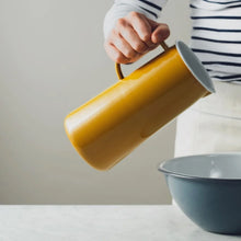 Hlaða mynd inn í gallerískoðara, Emaleruð Falcon kanna, 1,7 líter