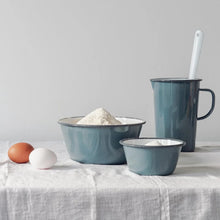 Hlaða mynd inn í gallerískoðara, Emaleruð Falcon kanna með mælistiku, 1,1 líter