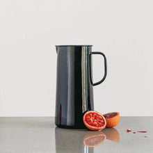 Hlaða mynd inn í gallerískoðara, Emaleruð Falcon kanna, 1,7 líter