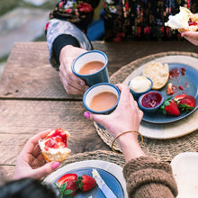 Hlaða mynd inn í gallerískoðara, Emalerað Falcon glas
