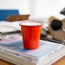 Hlaða mynd inn í gallerískoðara, Emalerað Falcon glas