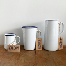 Hlaða mynd inn í gallerískoðara, Emaleruð Falcon kanna með mælistiku, 1,1 líter
