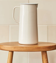 Hlaða mynd inn í gallerískoðara, Emaleruð Falcon kanna, 1,7 líter