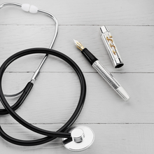 Hlaða mynd inn í gallerískoðara, Conway Stewart Silfur Lækna Blekpenni.