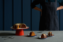 Hlaða mynd inn í gallerískoðara, Emaleraður Falcon Kökustandur