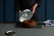 Hlaða mynd inn í gallerískoðara, Emaleraður Falcon Kökukrans