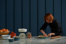 Hlaða mynd inn í gallerískoðara, Emalerað Falcon Hringlaga Kökuform