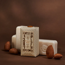 Hlaða mynd inn í gallerískoðara, Claus Porto sápa - Almond milk