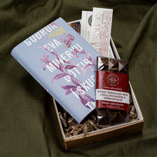 Hlaða mynd inn í gallerískoðara, Bóka Gjafapakki - Í skugga trjánna eftir Guðrúnu Evu Mínervudóttur. ÁRITUÐ.