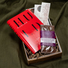 Hlaða mynd inn í gallerískoðara, Bóka Gjafapakki - Hulda eftir Ragnar Jónasson. ÁRITUÐ.