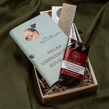 Hlaða mynd inn í gallerískoðara, Bóka Gjafapakki - Þegar sannleikurinn sefur eftir Nönnu Rögnvaldardóttur. ÁRITUÐ.