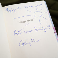 Hlaða mynd inn í gallerískoðara, Bóka Gjafapakki - Í skugga trjánna eftir Guðrúnu Evu Mínervudóttur. ÁRITUÐ.