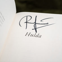 Hlaða mynd inn í gallerískoðara, Bóka Gjafapakki - Hulda eftir Ragnar Jónasson. ÁRITUÐ.