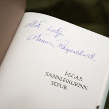 Hlaða mynd inn í gallerískoðara, Bóka Gjafapakki - Þegar sannleikurinn sefur eftir Nönnu Rögnvaldardóttur. ÁRITUÐ.