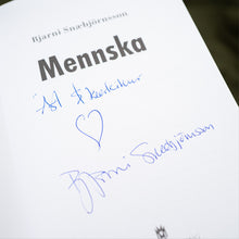 Hlaða mynd inn í gallerískoðara, Bóka Gjafapakki - Mennska eftir Bjarna Snæbjörnsson. ÁRITUÐ.