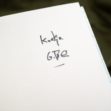 Hlaða mynd inn í gallerískoðara, Bóka Gjafapakki - Synir himnasmiðs eftir Guðmund Andra Thorsson . ÁRITUÐ.