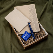 Hlaða mynd inn í gallerískoðara, Gjafapakki - blekpenni, blek og bók.