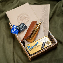 Hlaða mynd inn í gallerískoðara, Gjafapakki - Vandaður blekpenni og pennaveski ásamt bókum og bleki