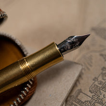 Hlaða mynd inn í gallerískoðara, Gjafapakki - Vandaður blekpenni og pennaveski ásamt bókum og bleki