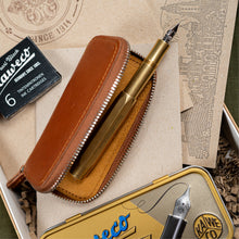 Hlaða mynd inn í gallerískoðara, Gjafapakki - Vandaður blekpenni og pennaveski ásamt bókum og bleki