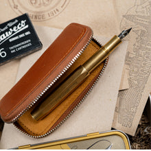 Hlaða mynd inn í gallerískoðara, Gjafapakki - Vandaður blekpenni og pennaveski ásamt bókum og bleki