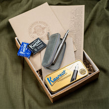 Hlaða mynd inn í gallerískoðara, Gjafapakki - Vandaður blekpenni og pennaveski ásamt bókum og bleki