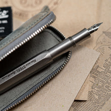 Hlaða mynd inn í gallerískoðara, Gjafapakki - Vandaður blekpenni og pennaveski ásamt bókum og bleki