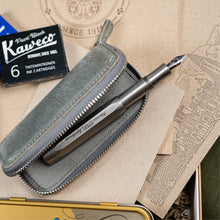 Hlaða mynd inn í gallerískoðara, Gjafapakki - Vandaður blekpenni og pennaveski ásamt bókum og bleki