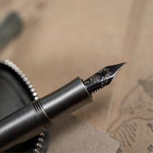 Hlaða mynd inn í gallerískoðara, Gjafapakki - Vandaður blekpenni og pennaveski ásamt bókum og bleki