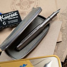 Hlaða mynd inn í gallerískoðara, Gjafapakki - Vandaður blekpenni og pennaveski ásamt bókum og bleki