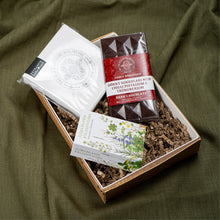 Hlaða mynd inn í gallerískoðara, Gjafapakki - Servíettur, spil og jólasúkkulaði
