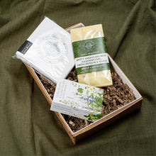 Hlaða mynd inn í gallerískoðara, Gjafapakki - Servíettur, spil og jólasúkkulaði