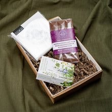 Hlaða mynd inn í gallerískoðara, Gjafapakki - Servíettur, spil og jólasúkkulaði