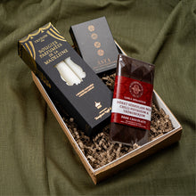 Hlaða mynd inn í gallerískoðara, Gjafapakki - Kerti, spil og jólasúkkulaði