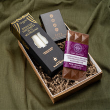 Hlaða mynd inn í gallerískoðara, Gjafapakki - Kerti, spil og jólasúkkulaði