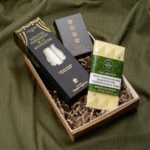 Hlaða mynd inn í gallerískoðara, Gjafapakki - Kerti, spil og jólasúkkulaði