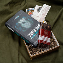 Hlaða mynd inn í gallerískoðara, Bóka Gjafapakki - Dauðinn einn var vitni eftir Stefán Mána. ÁRITUÐ.