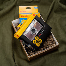 Hlaða mynd inn í gallerískoðara, Gjafapakki - Kodak myndavél og filmur.