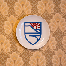 Hlaða mynd inn í gallerískoðara, Diskur með skjaldarmerki Flateyrar