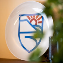 Hlaða mynd inn í gallerískoðara, Diskur með skjaldarmerki Flateyrar