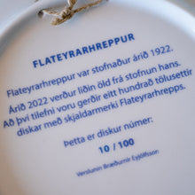 Hlaða mynd inn í gallerískoðara, Diskur með skjaldarmerki Flateyrar